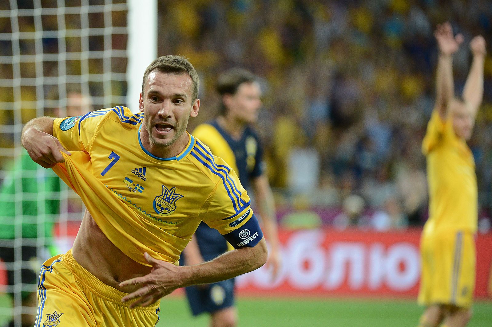 Shevchenko, delantero de Ucrania, celebra su segundo gol ante Suecia