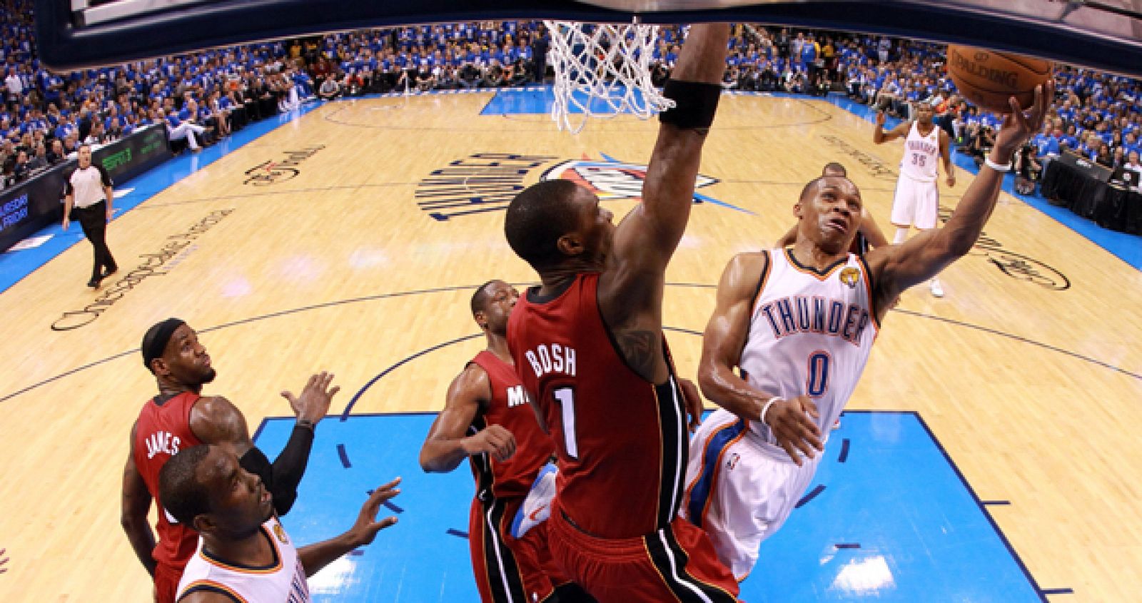 Russell Westbrook, de los Thunder, intenta encestar ante la oposición de Chris Bosh, de los Miami Heat.