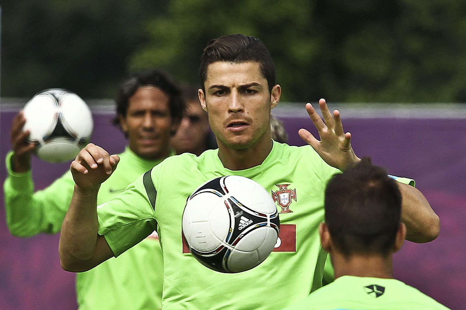 El jugador portugués Cristiano Ronaldo (c) participa en un entrenamiento de la selección portuguesa