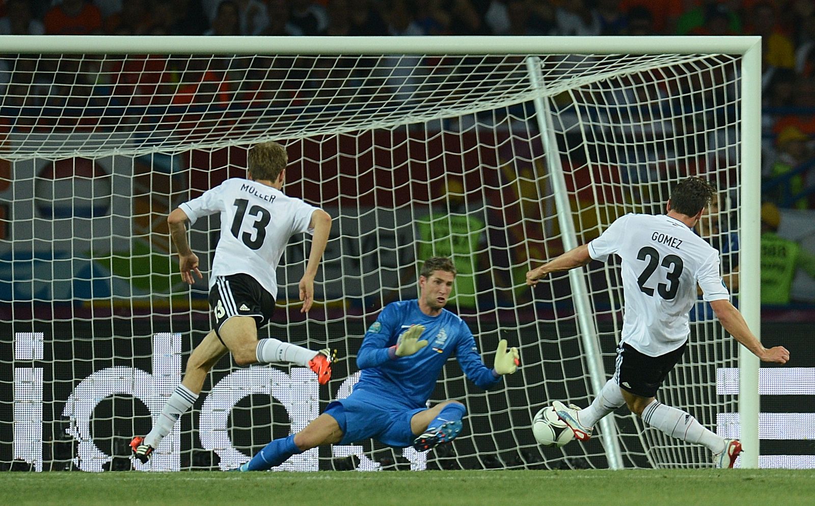 Mario Gomez marca en el Alemania - Holanda de la Eurocopa