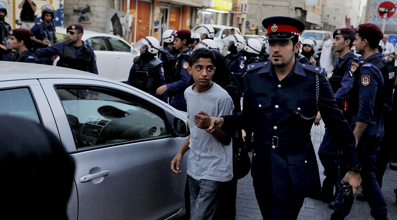 Policías detienen a un niño en una manifestación en Baréin este miércoles, 13 de junio