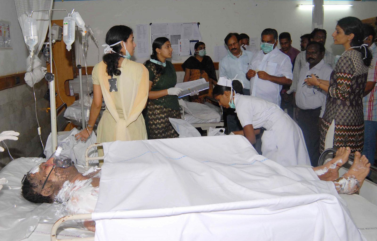 Un herido en el incendio es atendido en el hospital de Visakhapatnam, India