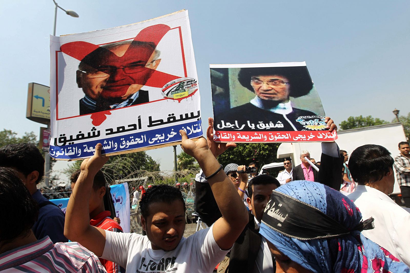 Manifestantes protestan contra el candidato presidencial Ahmed Shafiq frente a la sede del Tribunal Constitucional egipcio