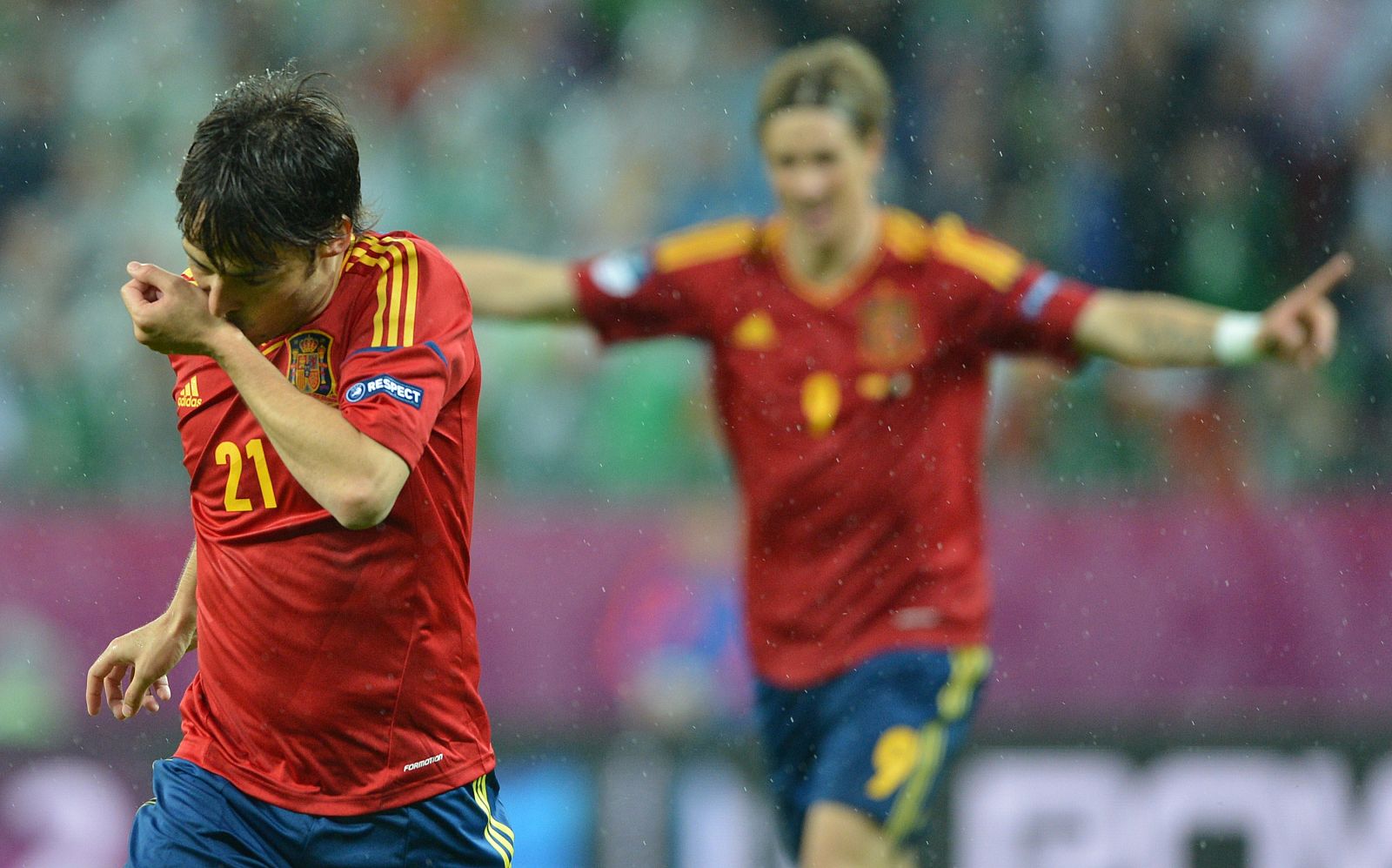 David Silva celebra el segundo gol de España, con Torres al fondo.