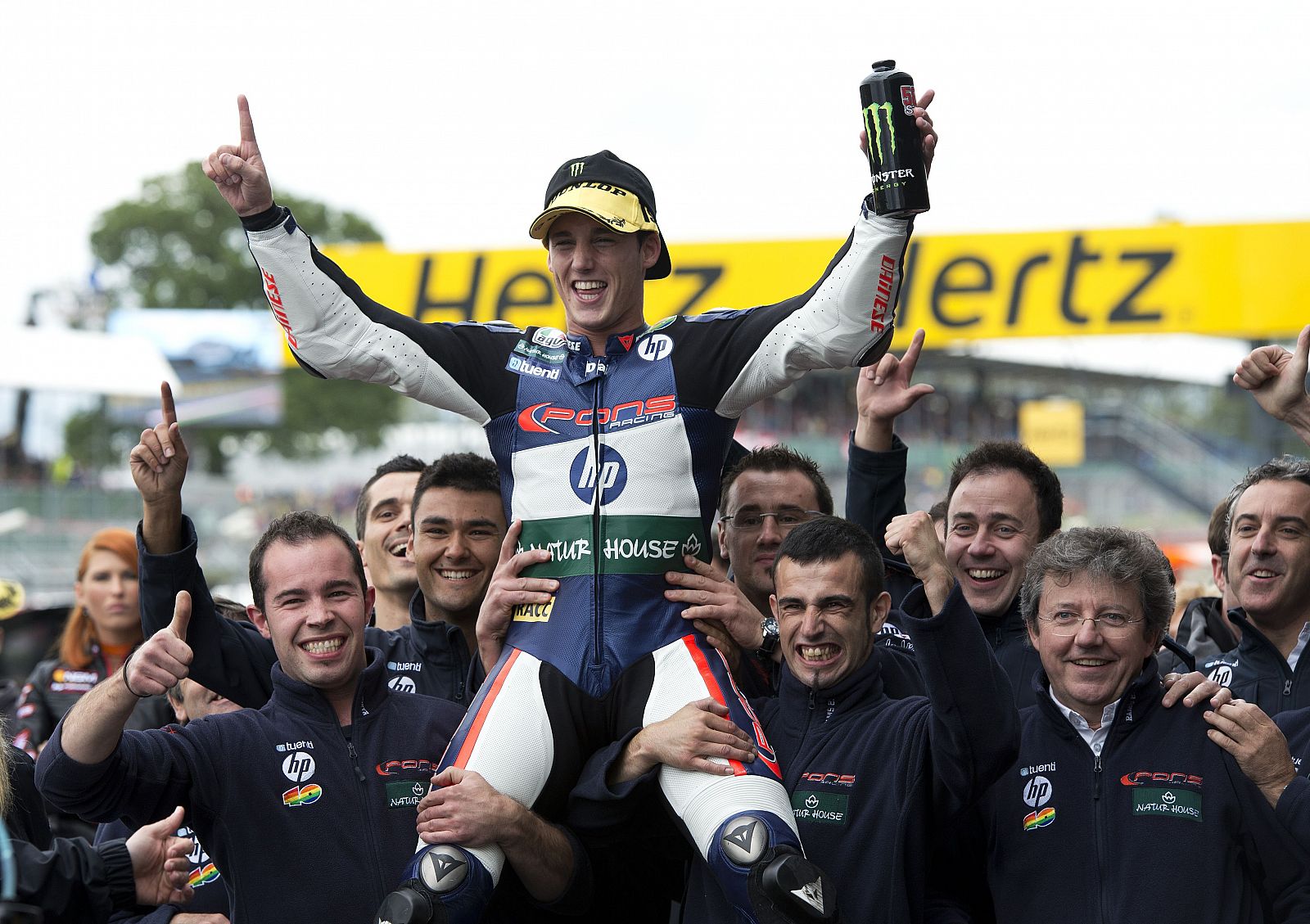Pol Espargaró celebrando el triunfo en Silverstone con su equipo.
