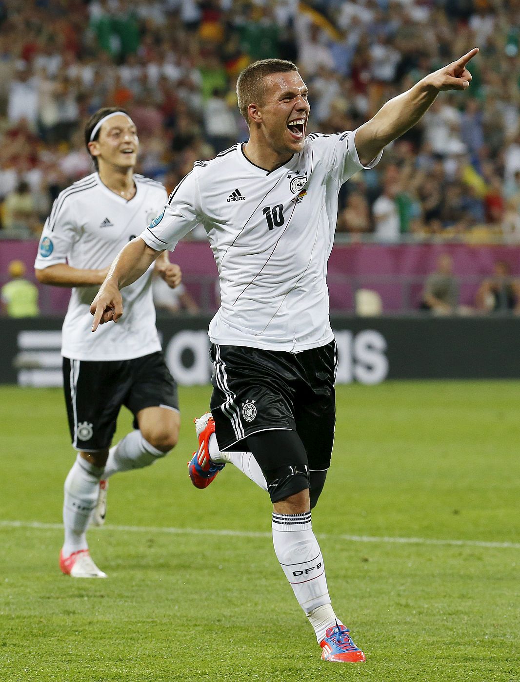 Podolski  celebra tras marcar el primer gol durante el Dinamarca vs Alemania de la Eurocopa