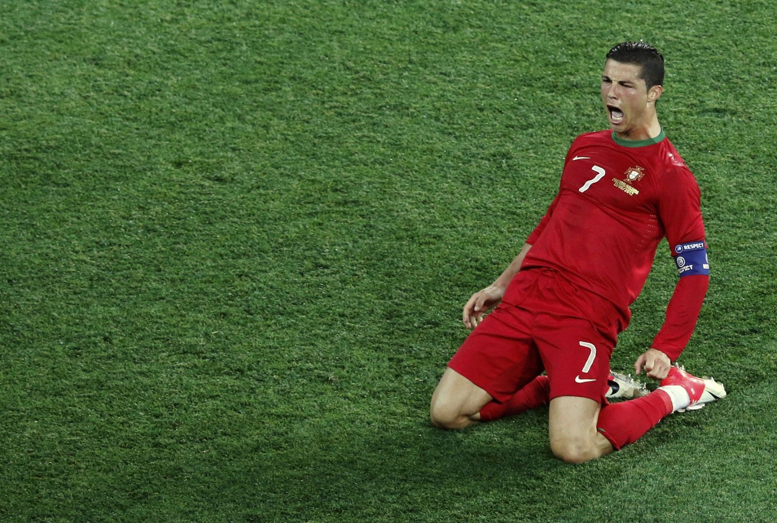 Cristiano Ronaldo celebra uno de sus goles frente a Holanda