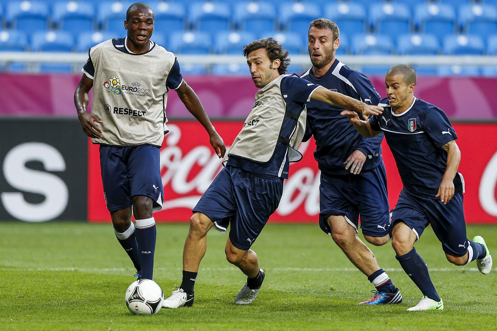 El internacional italiano Andrea Pirlo controla un balón durante un entrenamiento de su selección en Poznan.