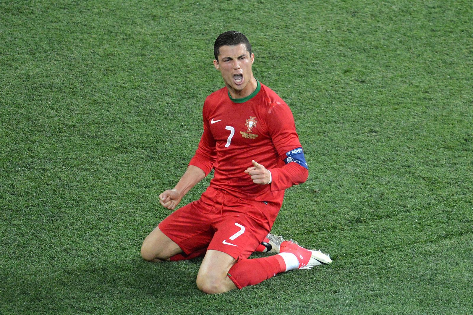 Cristiano Ronaldo celebra el segundo gol de la selección portuguesa ante Holanda que les dio la victoria y el pase a cuartos en la Eurocopa 2012.