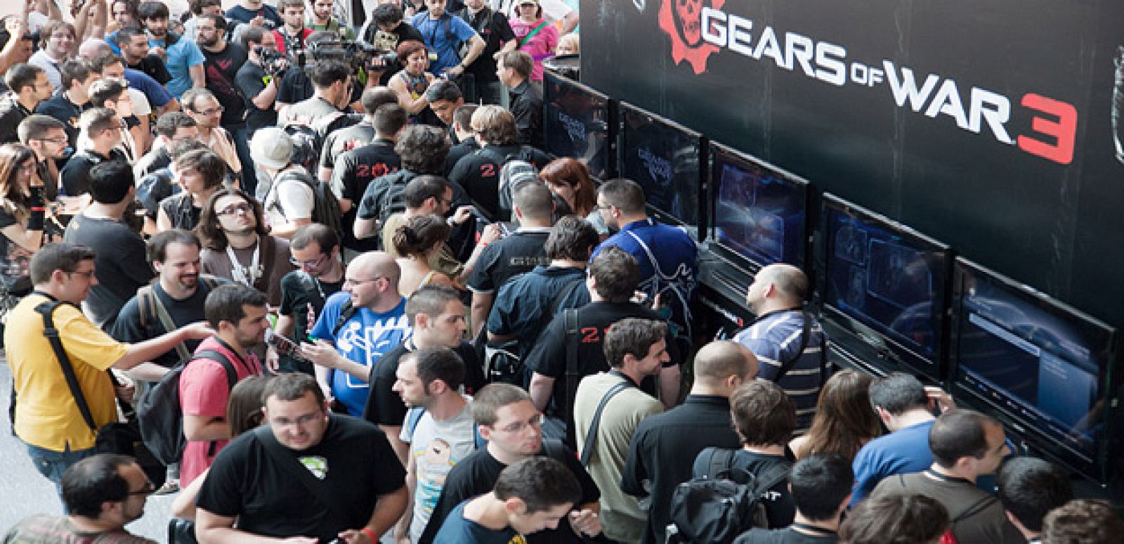 Un grupo de aficionados esperan la apertura de puertas del Gamelab (Archivo)