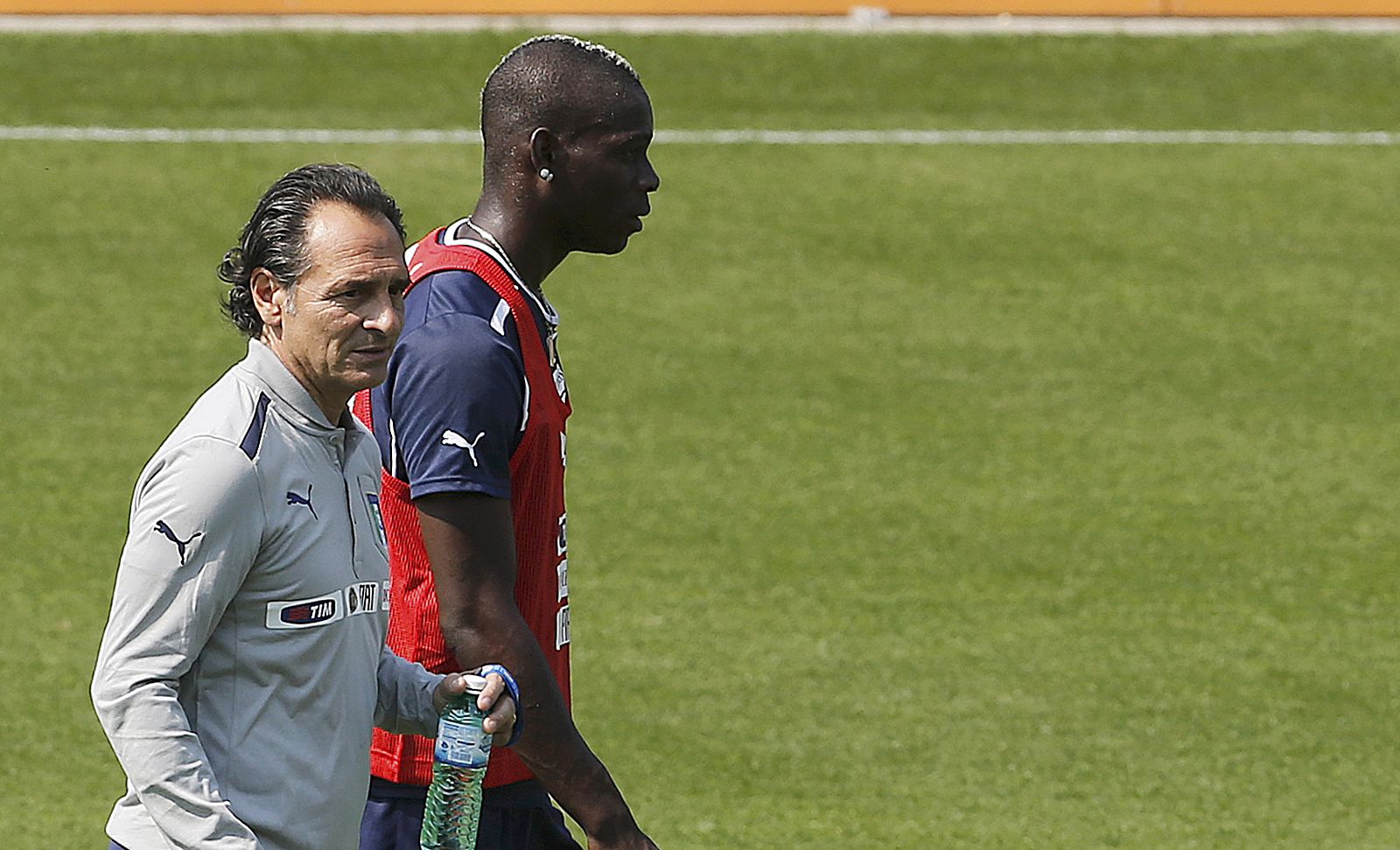 Italy's coach Prandelli talks to his player Balotelli during a training session during the Euro 2012 at Cracovia Stadium in Krakow