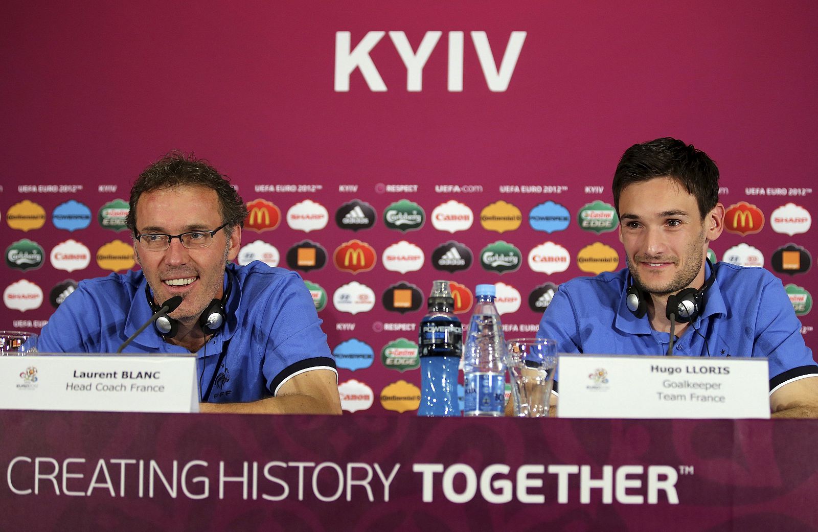 Laurent Blanc, y el guardameta Hugo Lloris (dcha), durante una rueda de prensa