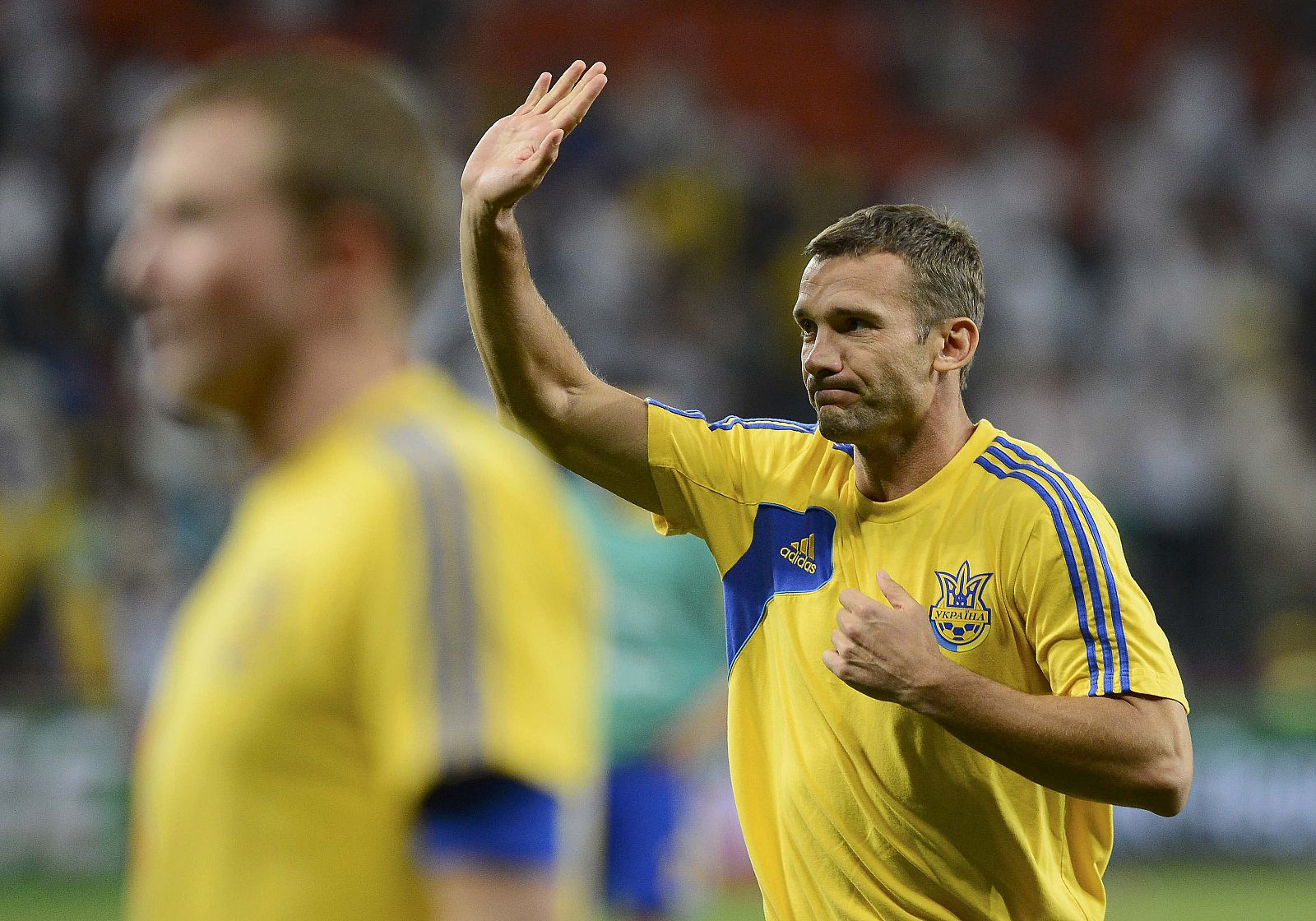 Shevchenko saluda a un grupo de aficionados en el calentamiento previo al partido contra Inglaterra