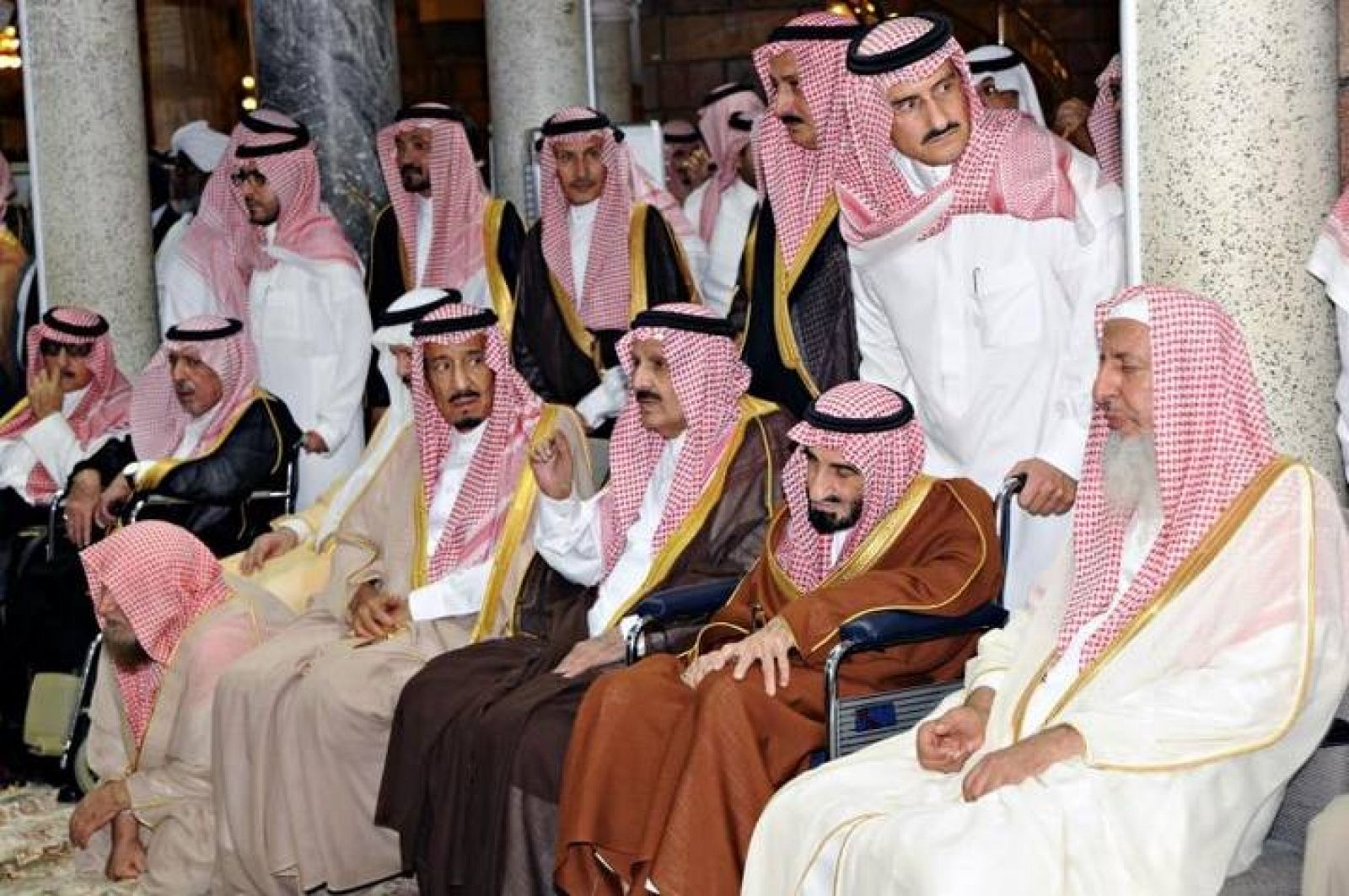  Miembros de la familia Al Saud durante el entierro del Nayef bin Abdulazziz 
