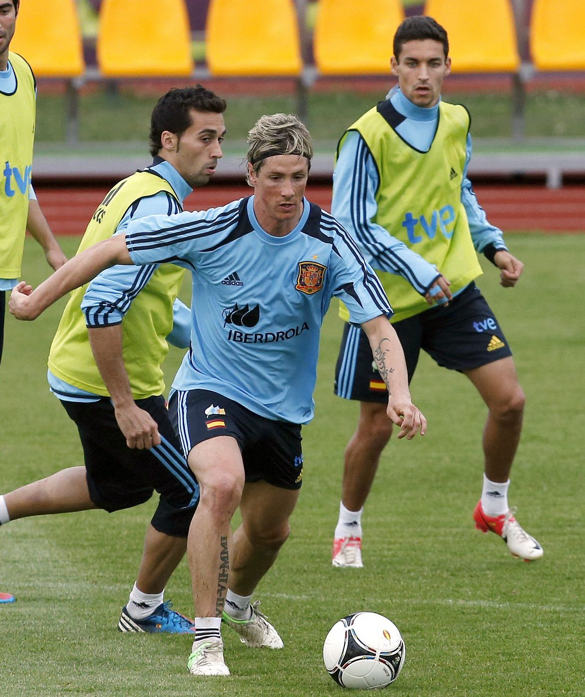 Fernando Torres (c), junto a Álvaro Arbeloa (i) y Jesús Navas (d), durante un entrenamiento de la Eurocopa.