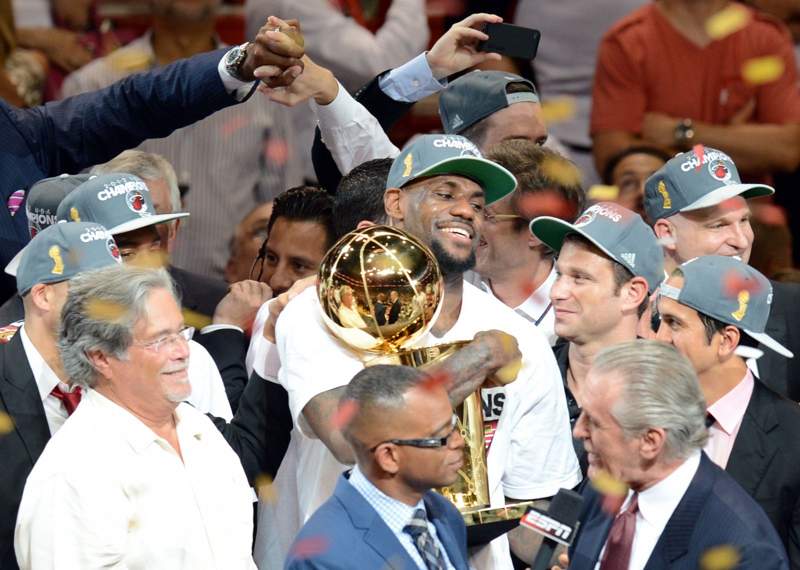 LeBron James, con el trofeo de campeón de la NBA tras ganar con los Heat a los Thunder y ser el 'MVP' de las finales.