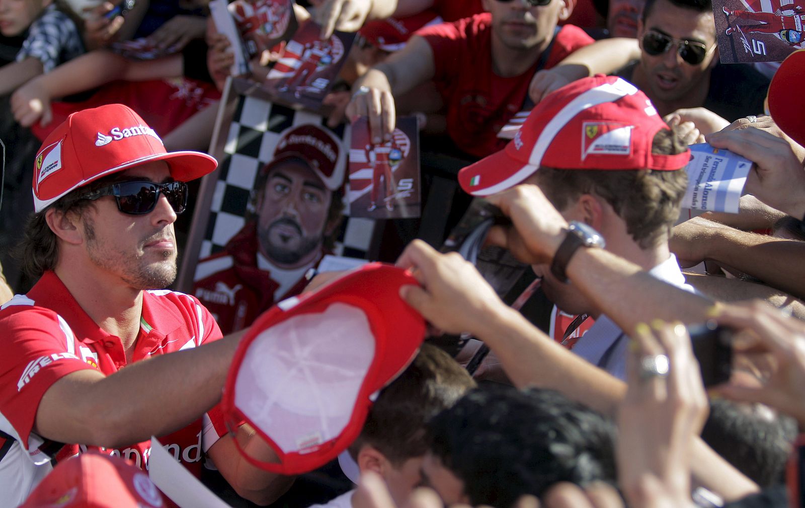 Fernando Alonso firma autógrafos en el Circuito Urbano de Valencia