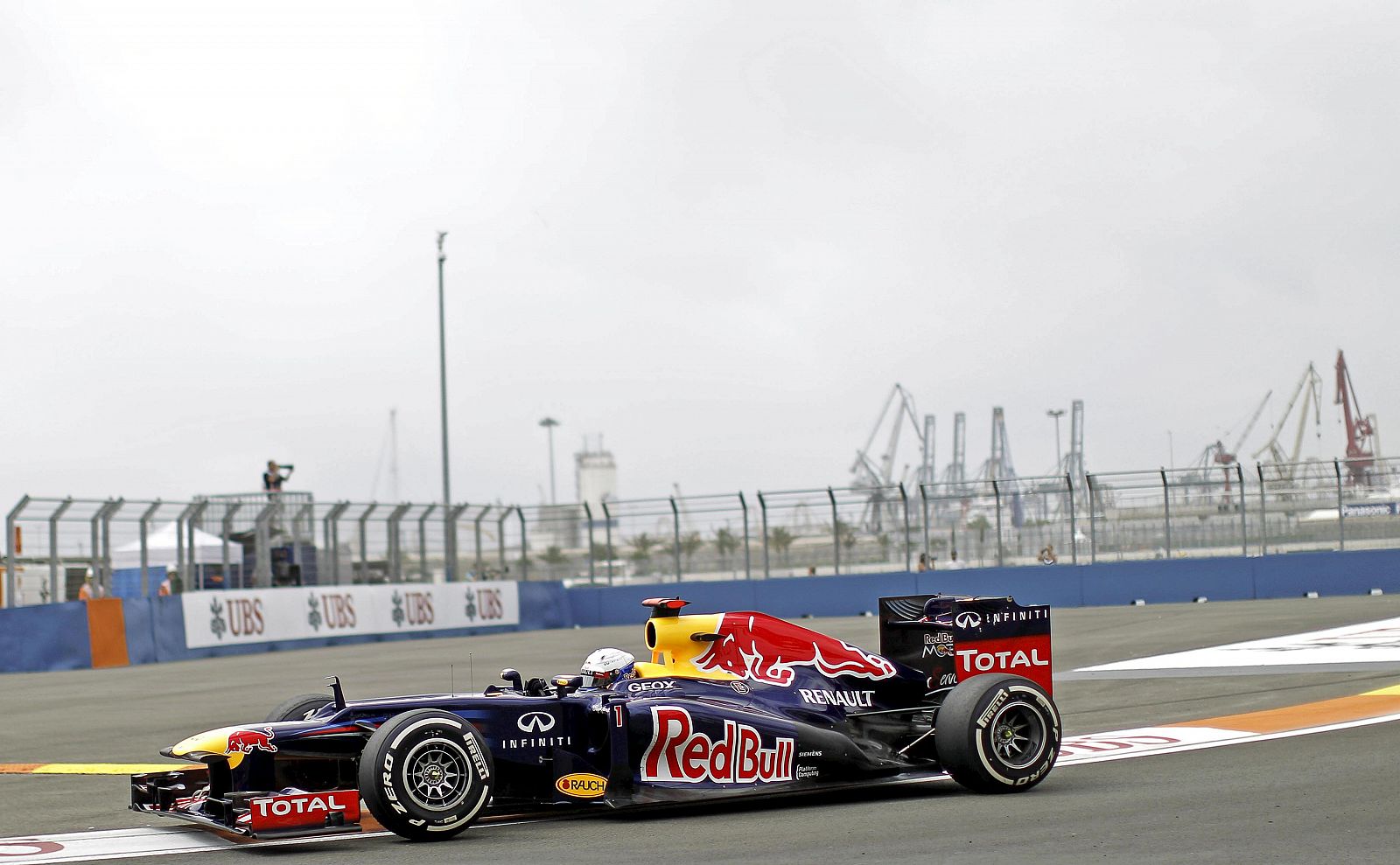El piloto alemán Sebastian Vettel (Red Bull) rueda por la pista del circuito urbano de Valencia