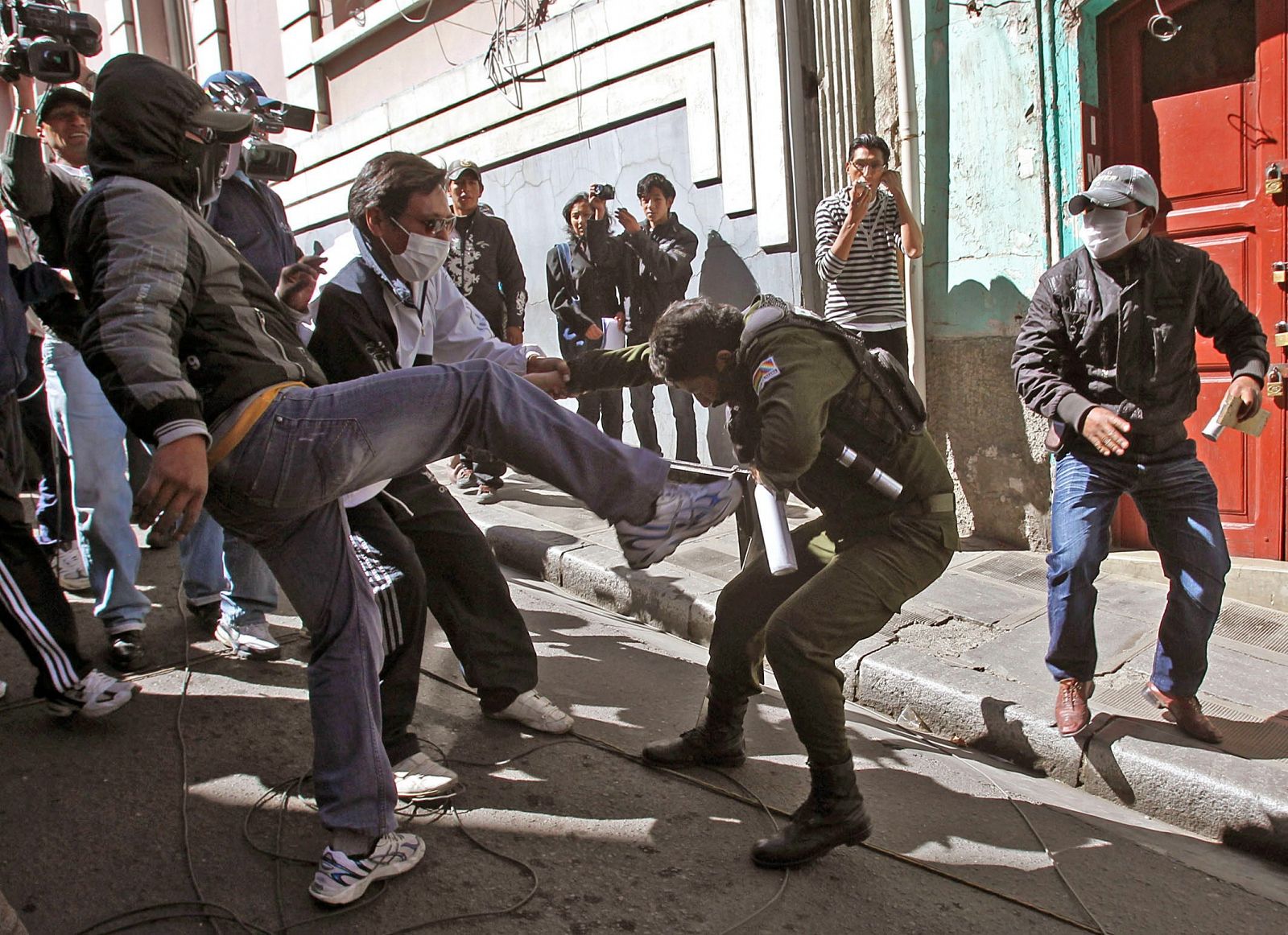 Policías agreden palacio presidencial de Bolivia