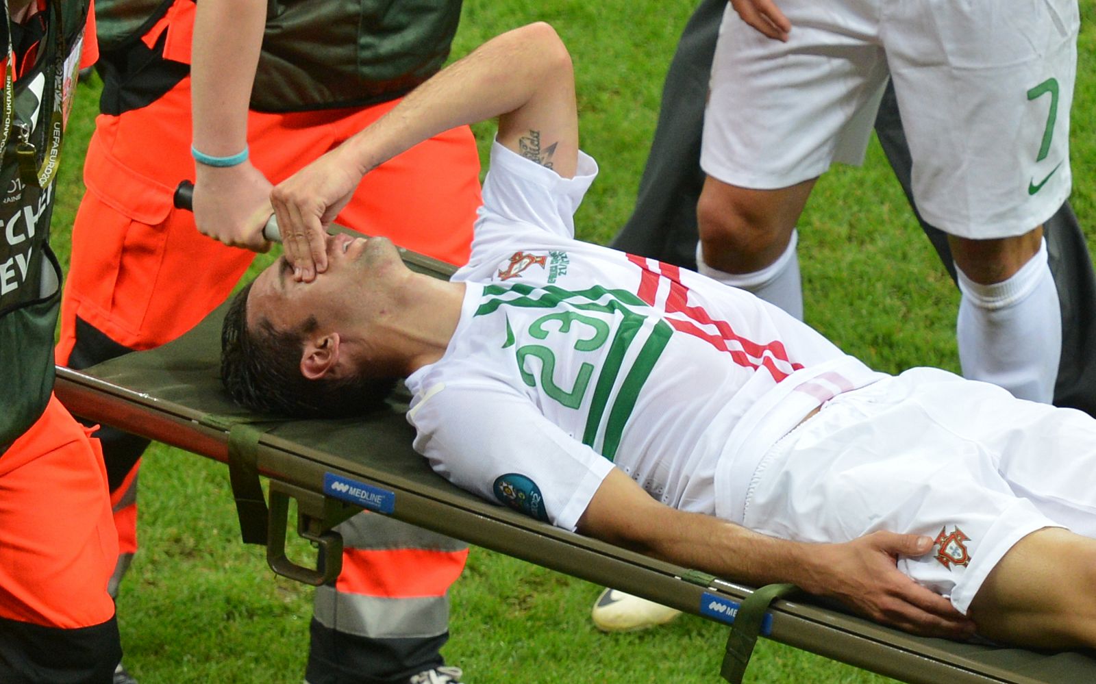 Hélder Postiga es retirado durante el partido República Checa - Portugal de los cuartos de final de la Eurocopa 2012