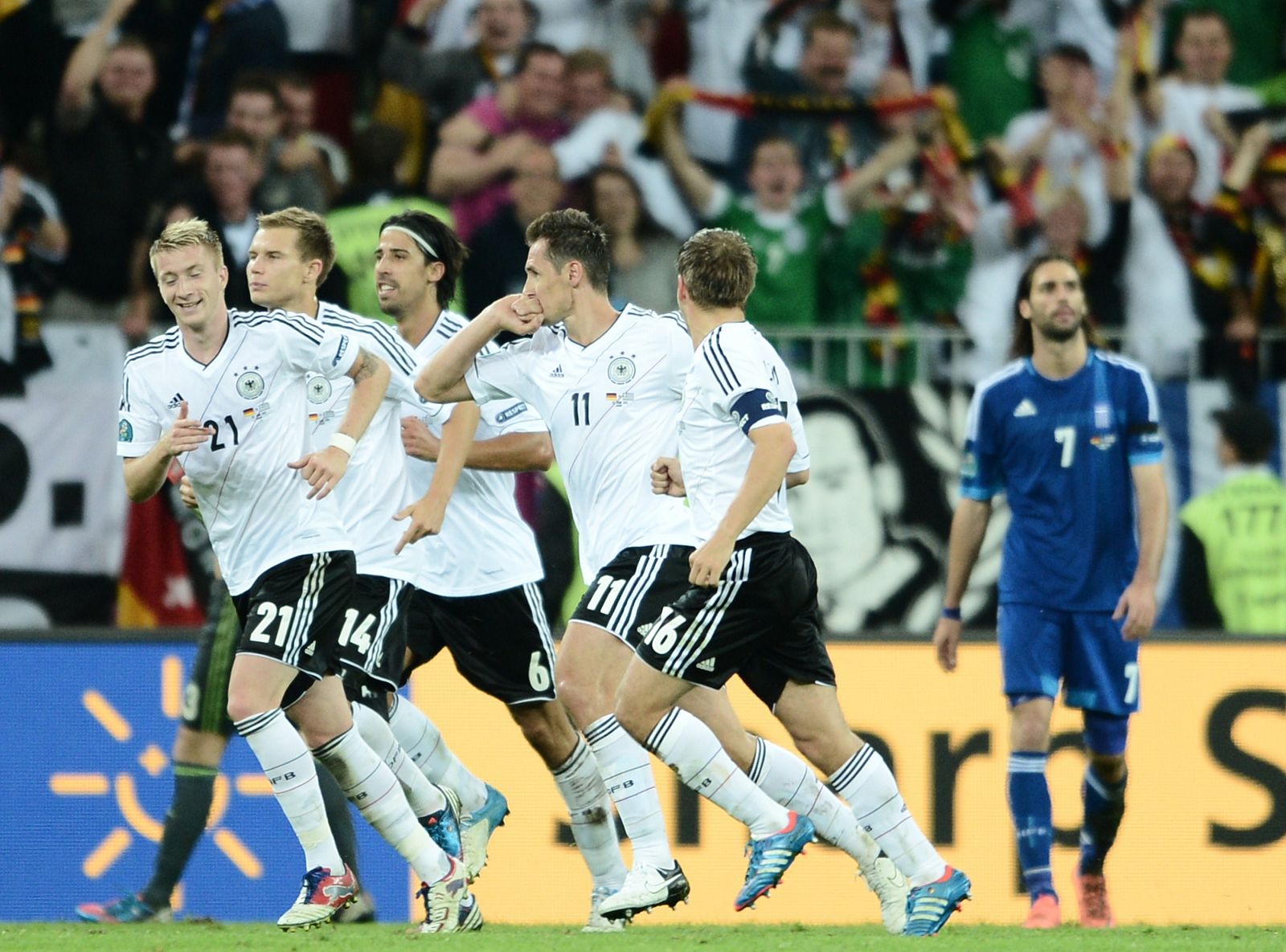 Alemania celebra el gol de Klose.