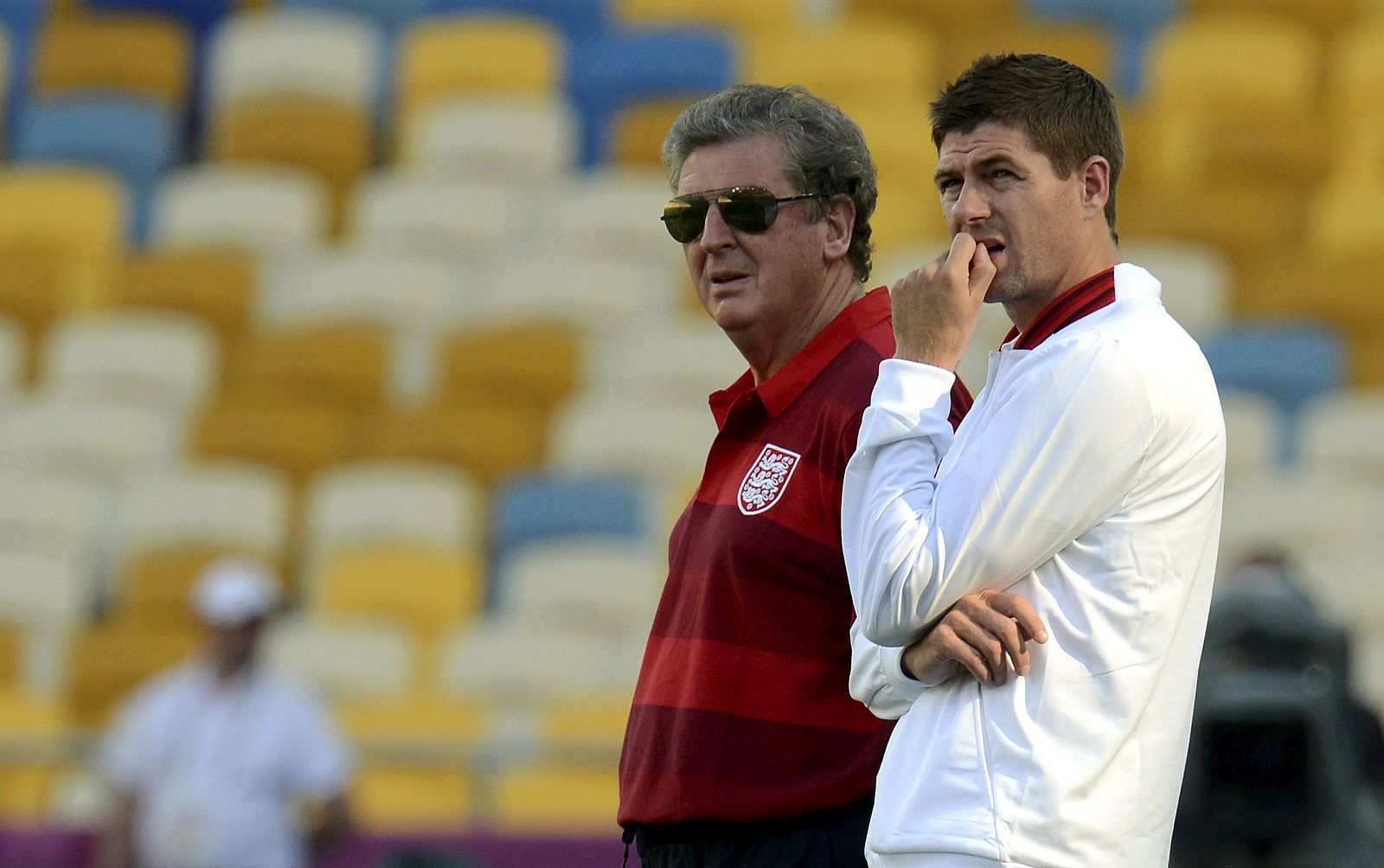 El seleccionador inglés Roy Hodgson y el centrocampista de la selección inglesa Steven Gerrard conversan en el estadio Olímpico de Kiev.