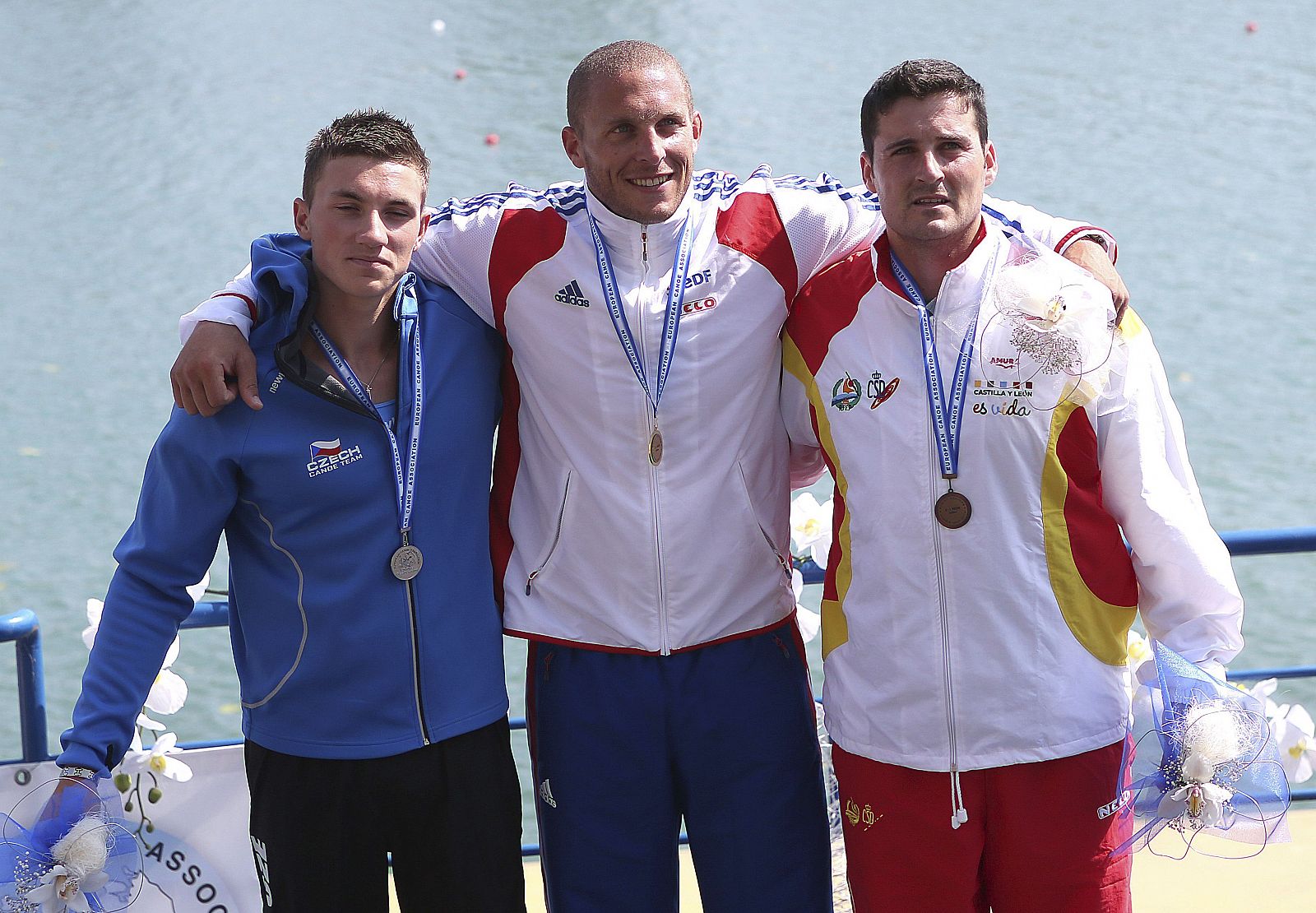 David Cal, en el podio junto al francés Mathieu Goubel, oro, y el checo Martin Fuksa, plata.