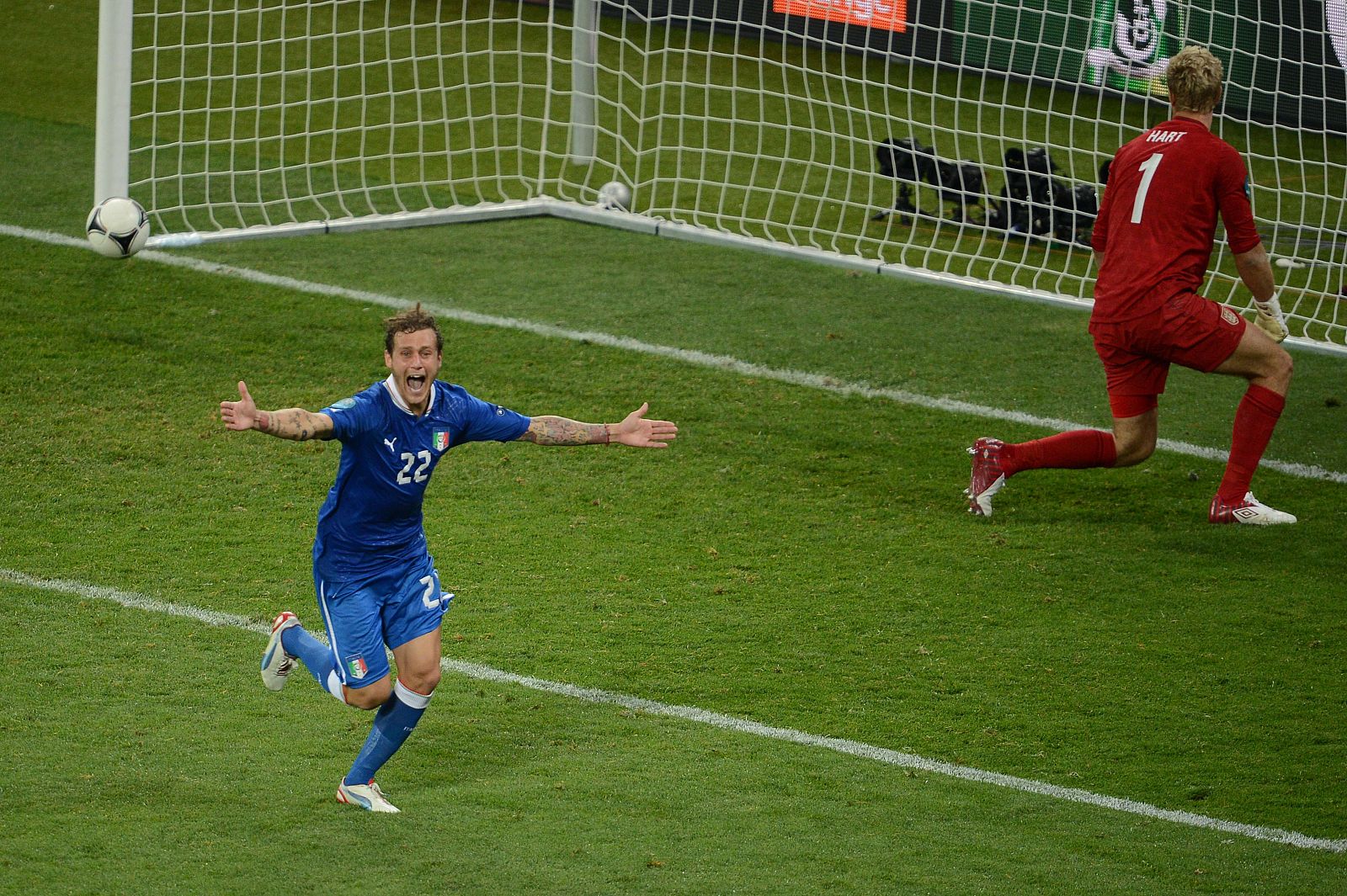 Diamanti celebra el tanto de la victoria italiana.