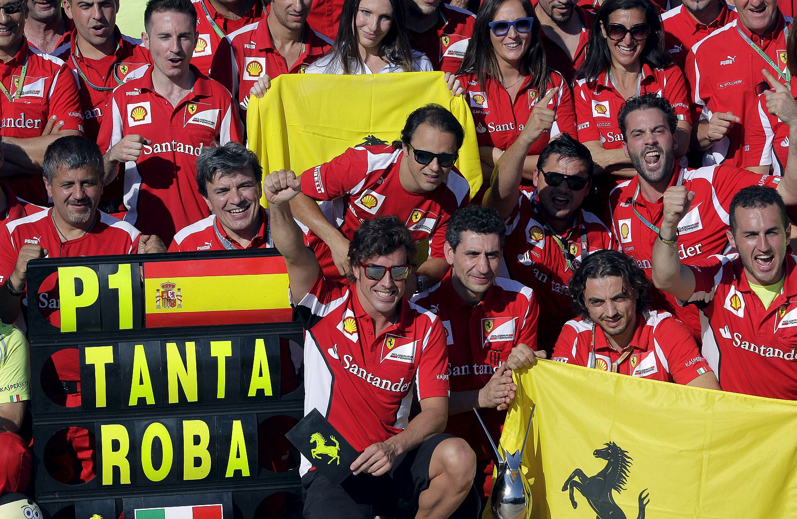 El piloto de Ferrari, Fernando Alonso, celebra junto a su equipo la victoria en el Gran Premio de Europa