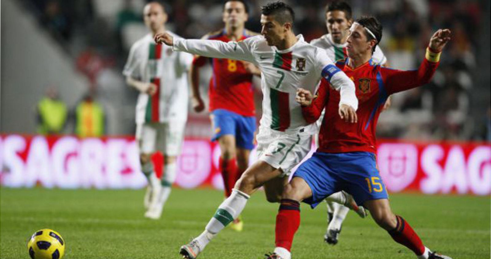 Cristiano Ronaldo y Sergio Ramos disputan un balón.