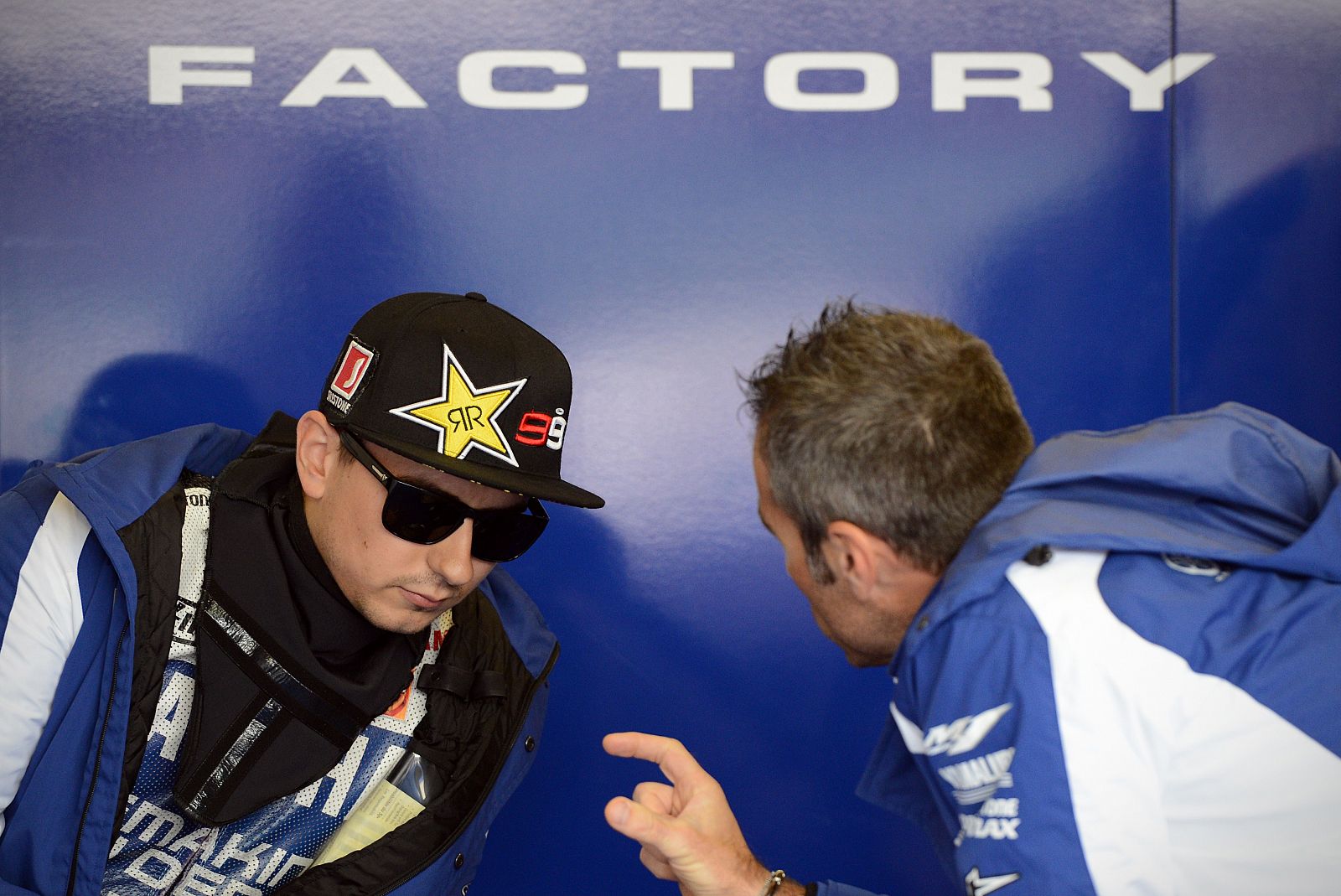 Jorge Lorenzo conversa con uno de sus mecánicos en Silverstone