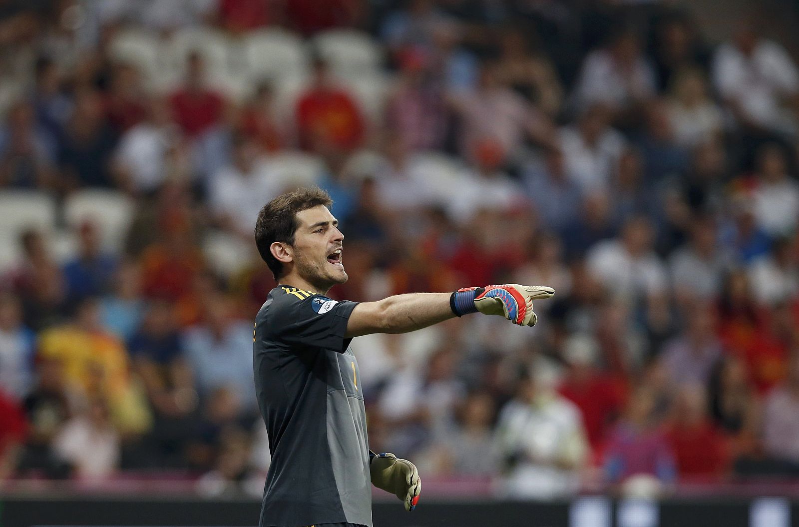 El capitán de la selección española Iker Casillas da órdenes a sus defensas durante un encuentro de la Eurocopa 2012.