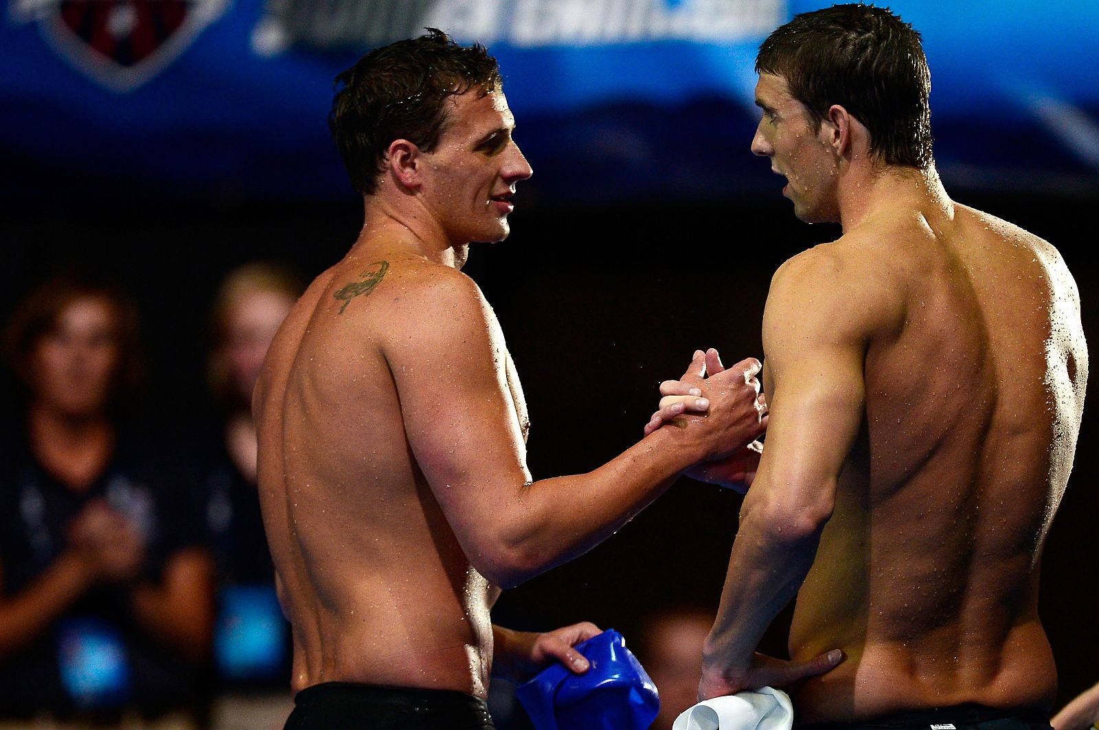 Ryan Lochte y Michael Phelps se saludan al término de la prueba de 400 metros estilos