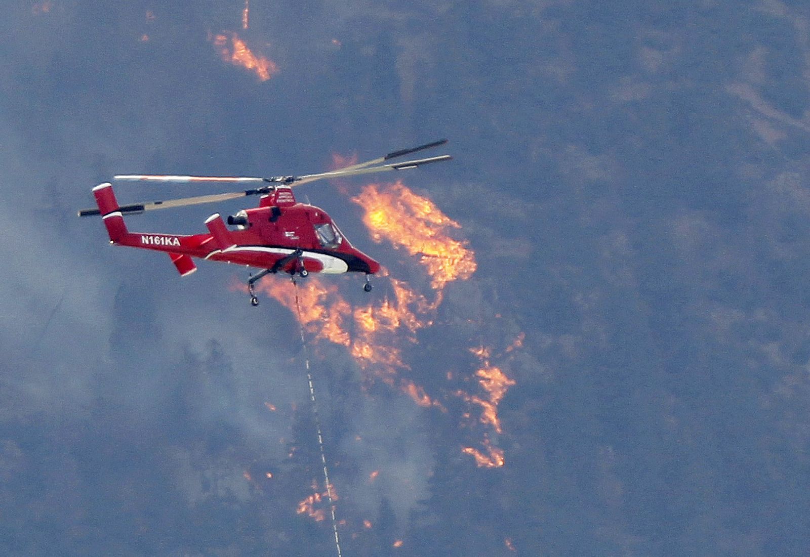 Un helicóptero antiincendios trabaja en Waldo Cayon, cerca de Colorado Springs, en EE.UU.
