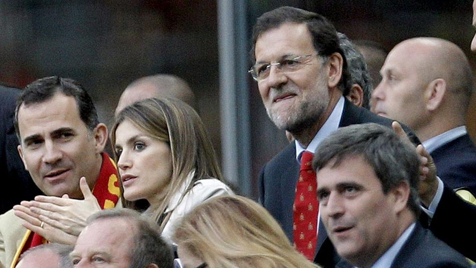 Los príncipes de Asturias, don Felipe y doña Leticia, junto al presidente del Gobierno, Mariano Rajoy, en el partido contra Italia de la presente Eurocopa 2012.