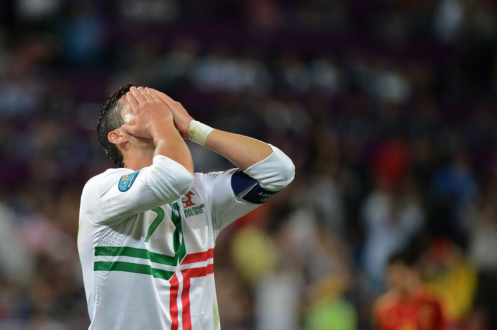 Ronaldo se lamenta después de fallar ante España en la semifinal de la Eurocopa