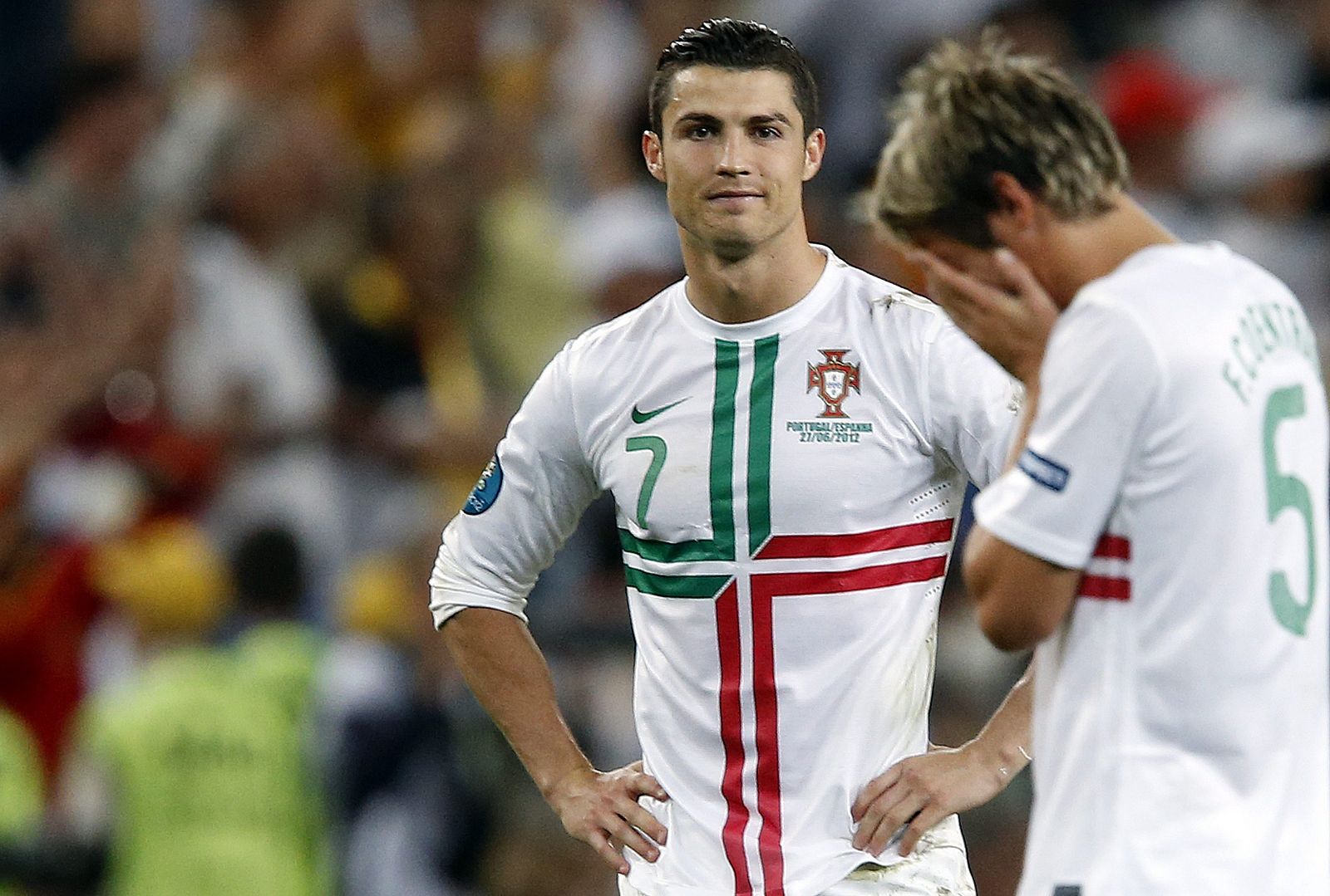 Cristiano Ronaldo (i)  se lamenta por la derrota de Portugal ante España.