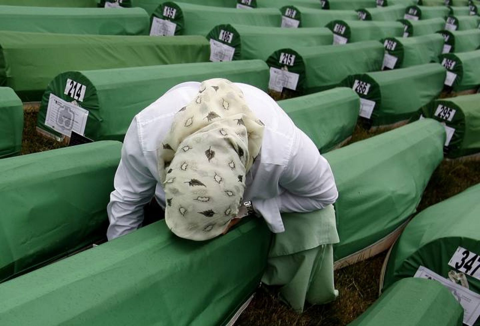Fotografía, tomada el 11 de julio de 2007, del funeral por las víctimas de la matanza de Srebrenica