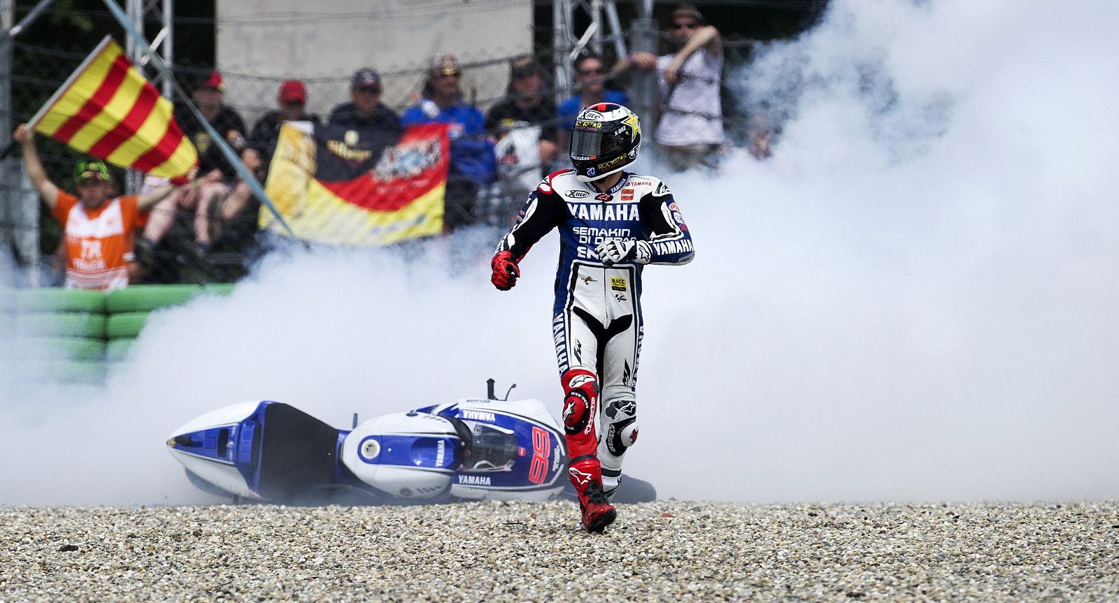 Lorenzo abandona a pie el lugar de su accidente en el GP de Holanda