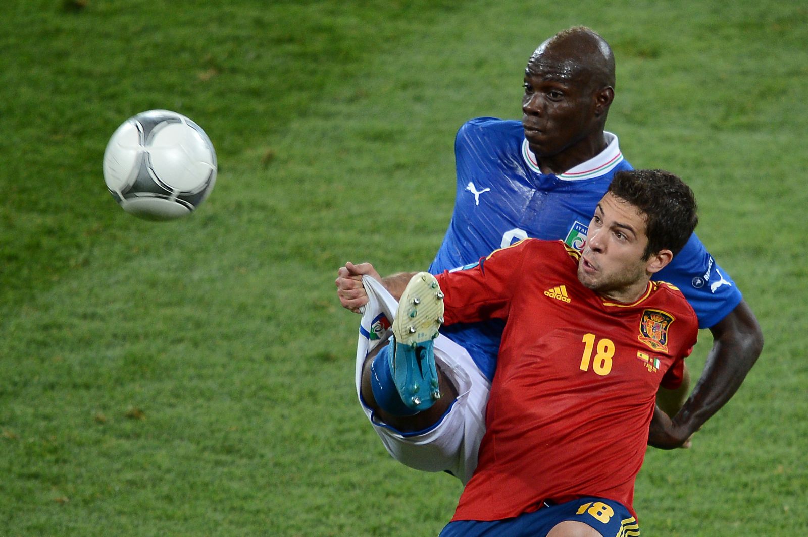 Jordi Alba defiende la pelota ante el italiano Balotelli en la final de la Eurocopa 2012 que ha ganado España.