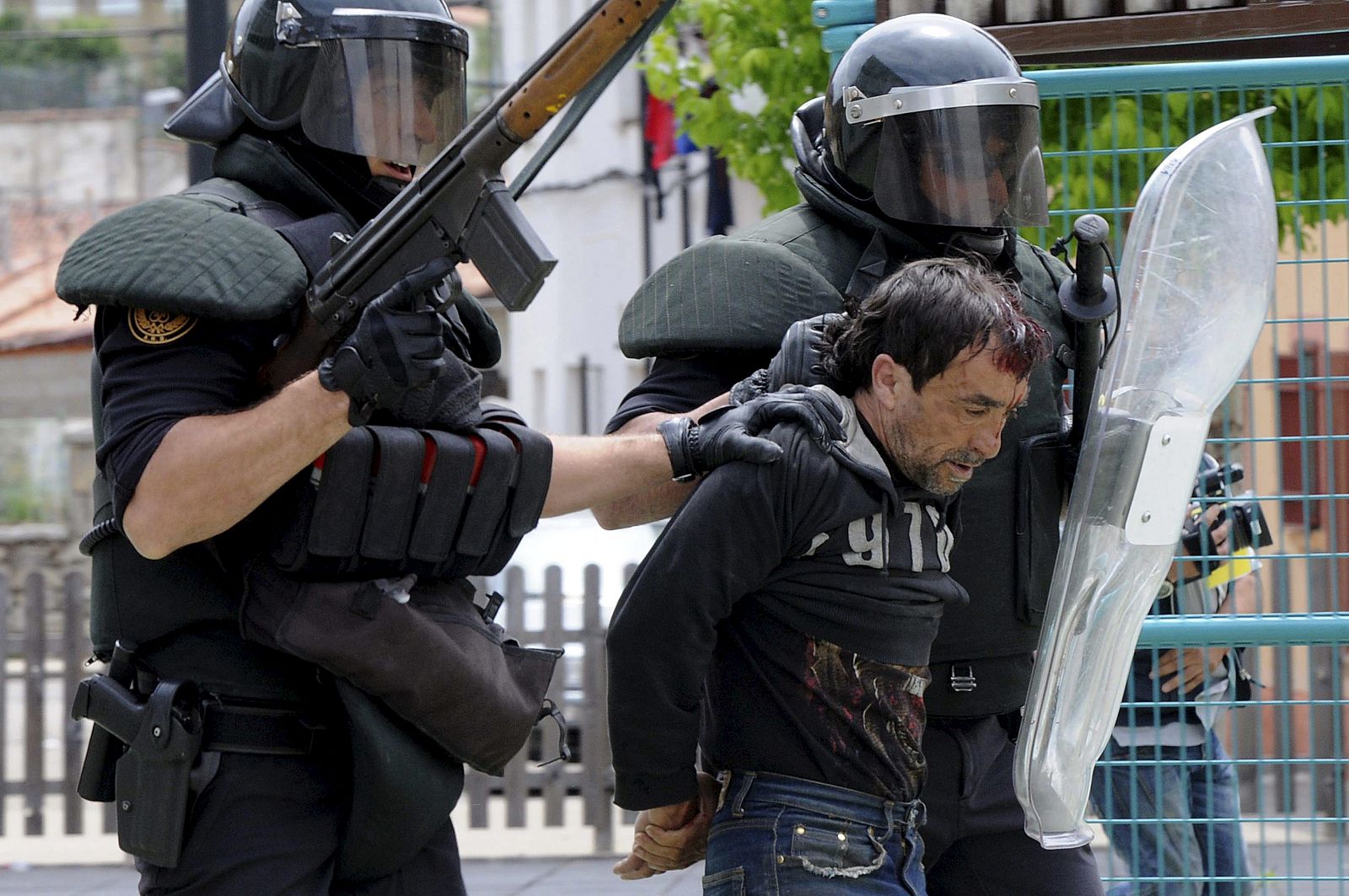 Un trabajador es detenido por los antidisturbios durante los enfrentamientos en Ciñera.