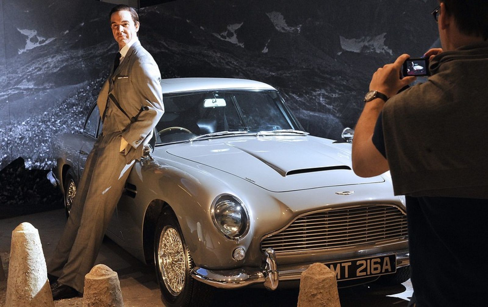 Exposición que recuerda los 50 años del agente secreto. En la foto en su coche favorito, un Aston Martin.