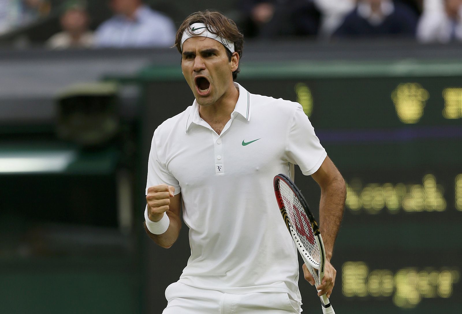 Roger Federer celebra un punto en su partido de semifinales de Wimbledon contra Novak Djokovic