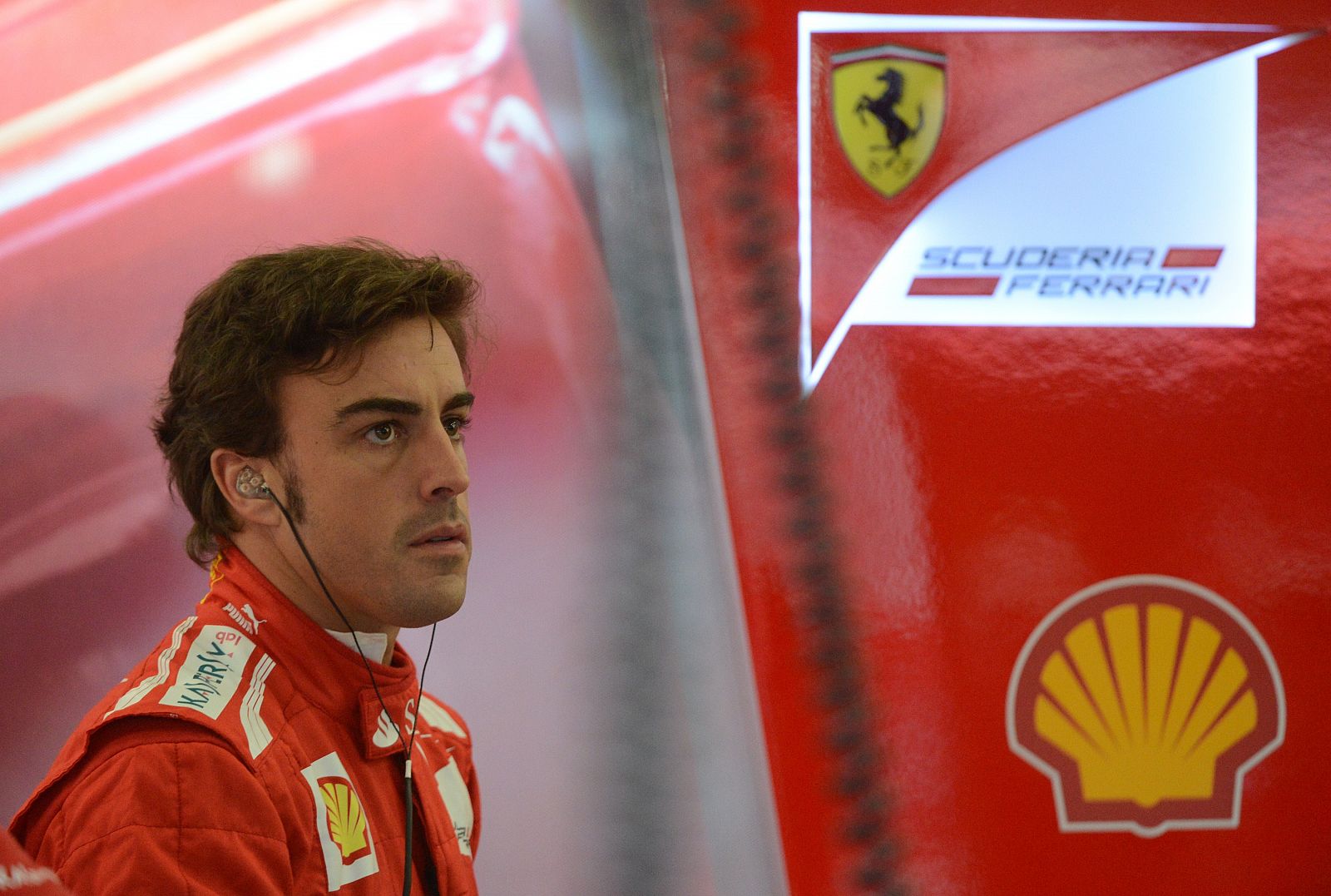 El piloto español de Ferrari, Fernando Alonso, en el 'box' del circuito de Silverstone