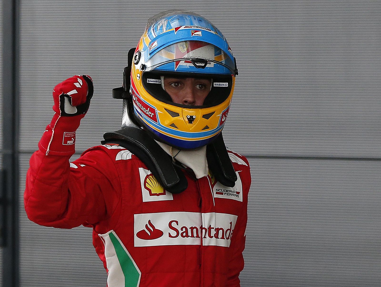 El piloto español de Ferrari, Fernando Alonso, levanta el puño en señal de alegría tras hacerse con la 'pole' en el GP de Gran Bretaña.