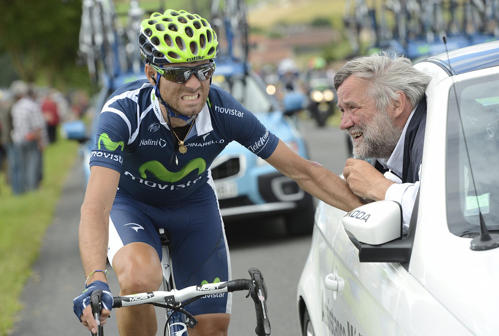 El español Alejandro Valverde recibe asistencia médica tras una caída durante la sexta etapa.
