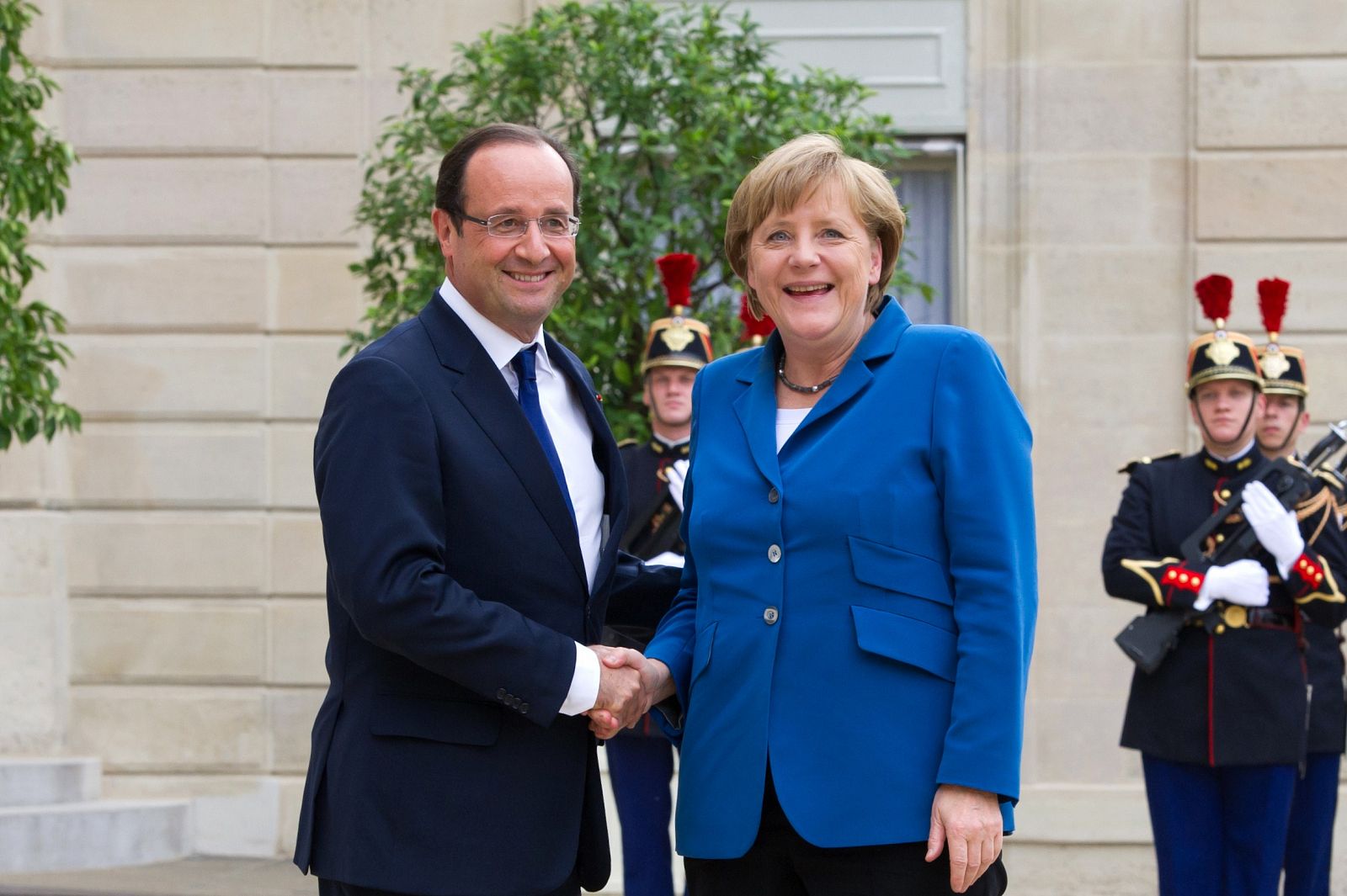 El presidente francés, François Hollande, y la canciller alemana, Angela Merkel, apuestan por compartir la presidencia del Eurogrupo.