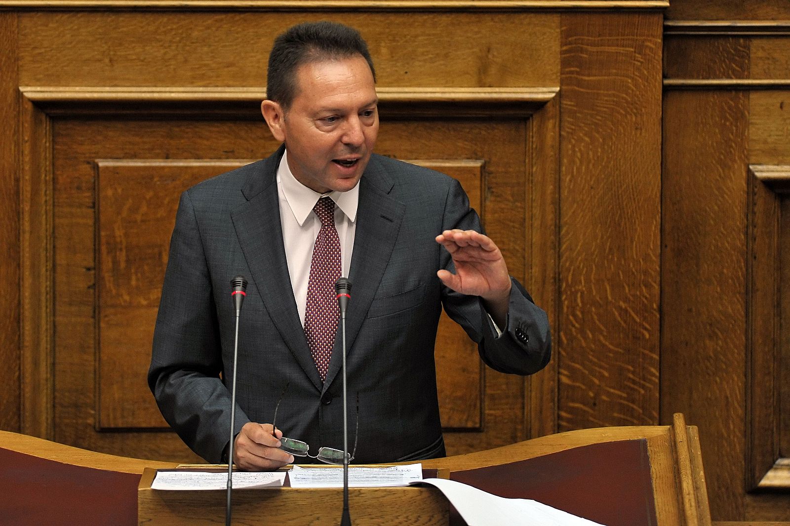 El nuevo ministro de Finanzas griego, Yannis Sturnaras, rechaza hacer nuevos recortes y ha pedido apostar por las privatizaciones.