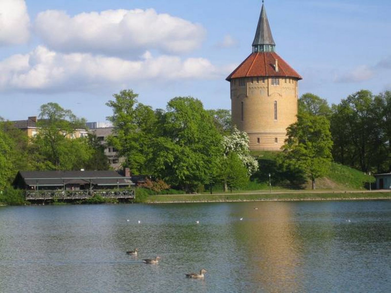  Torre de agua en el Parque Pildamm de Malmö.