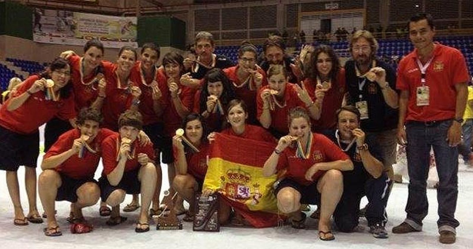 El equipo español femenino de hockey línea con la medalla de bronce lograda en el Mundial de Bucaramanga.